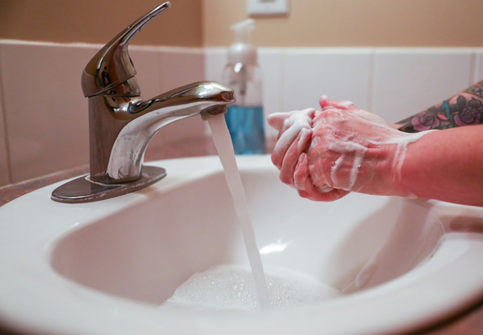 شستن دست ها - راههای مقابله با کرونا در محیط کار
