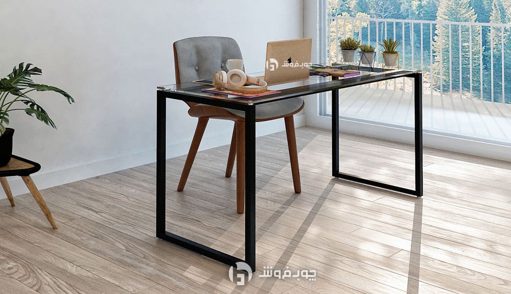 میز شیشه ای پایه فلزی، یکی از انواع میز اداری می باشد
