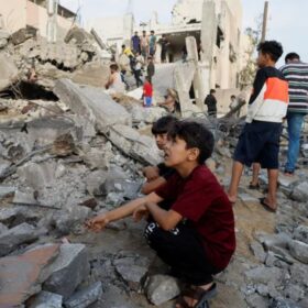 کودکان در کنار خانه‌ی ویران شده در فلسطین