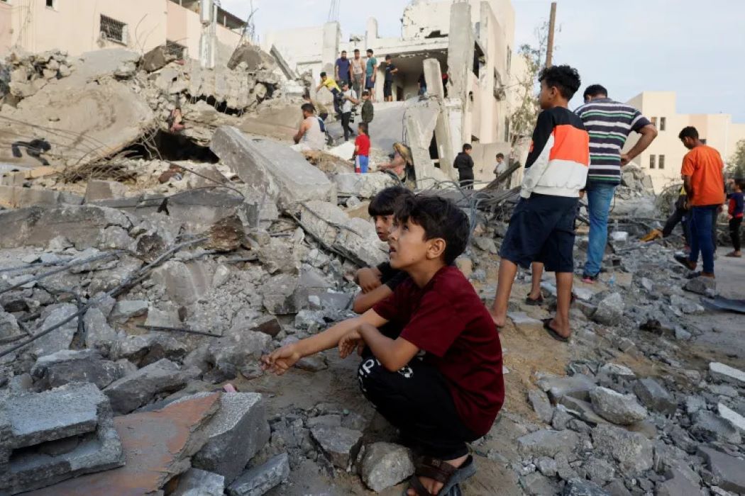کودکان در کنار خانه‌ی ویران شده در فلسطین