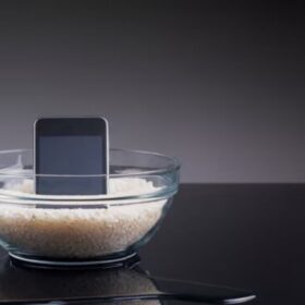 تلفن همراه خیس شده در کیسه برنج